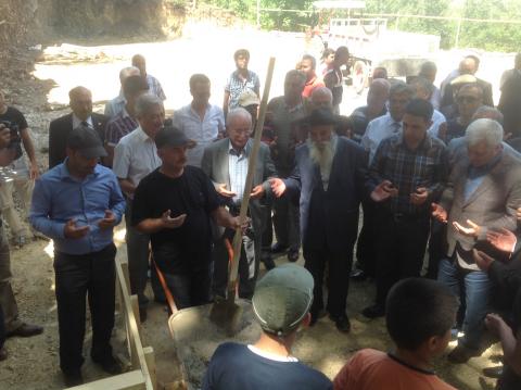 CEMEVİ TEMEL ATMA TÖRENİ DUA OKUYAN AHMET UĞURLU DEDE VE CHP MİLLETVEKİLİ TUNCAY ÖZKAN, KEMALİYE KAYMAKAMI MEHMET ÖZTÜRK